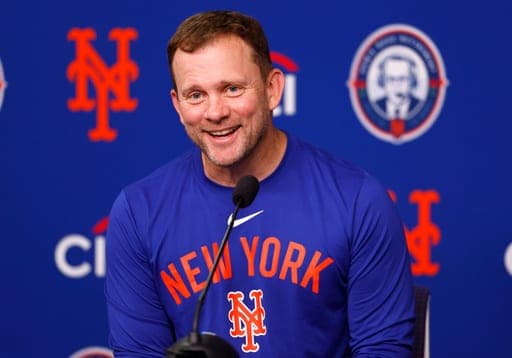 El mánager interino Andy Green de los Mets de Nueva York responde a preguntas durante una rueda de prensa, el domingo 20 de septiembre de 2026, en Nueva York. (AP Foto/Noah K. Murray) (AP Photo/Noah K. Murray)