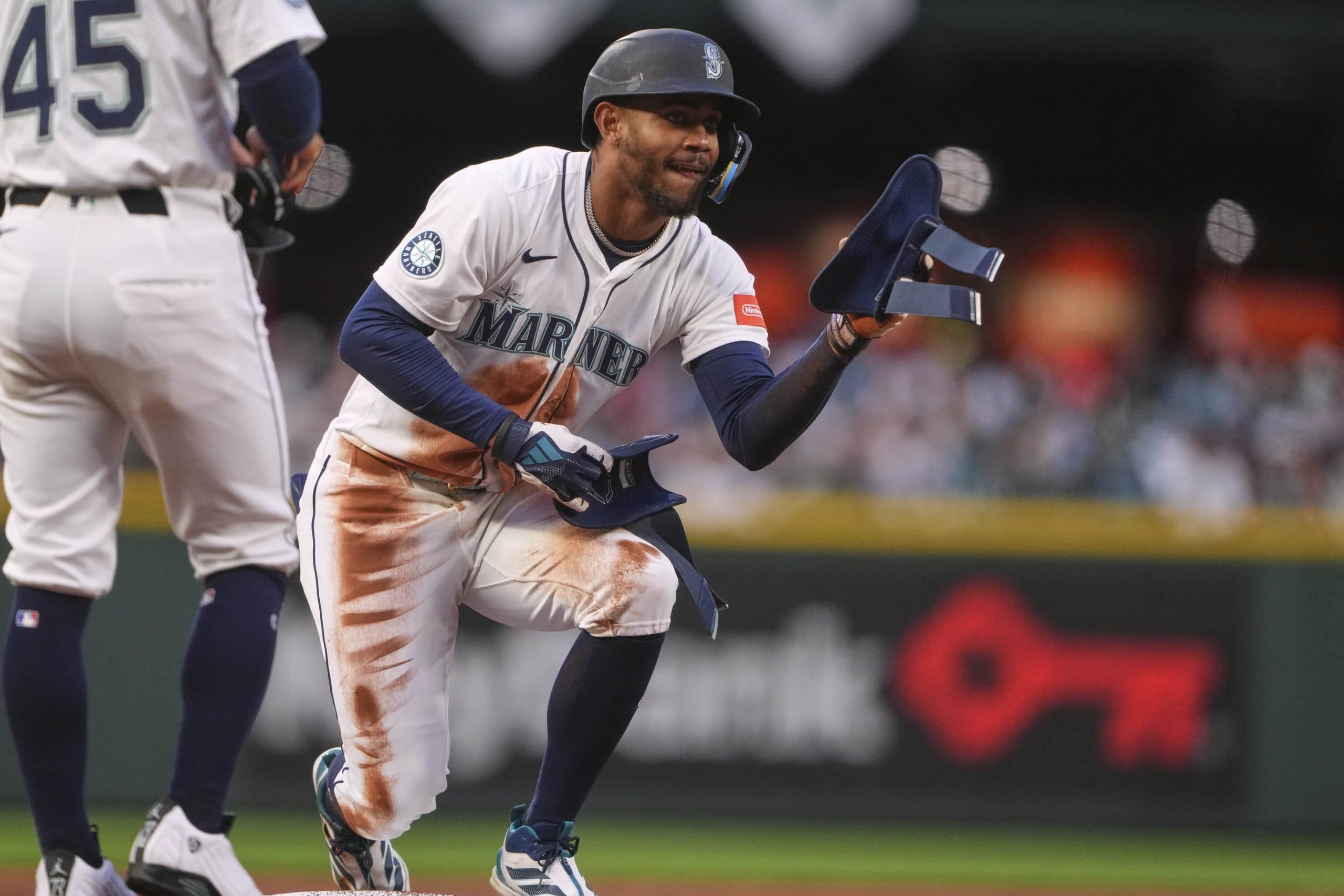 Mariners get a pair of 4-run innings and down Rangers 9-2