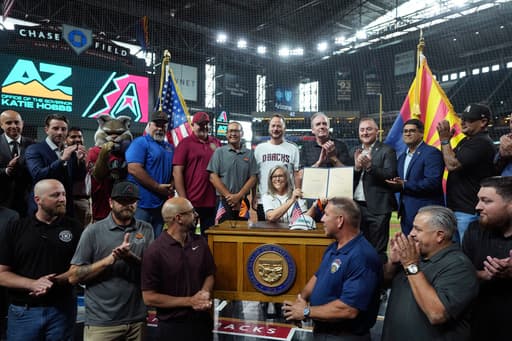 Diamondbacks to remain at Chase Field for 30 years after approval of renovation bill