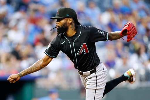 White Sox acquire right-hander Miguel Castro in a trade with the Astros