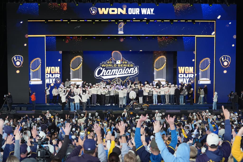 10302026 Brewers Parade AP26303700059363