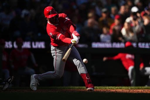 Los Angeles Angels' Oswald Peraza hits a single during the seventh inning of a baseball game against the Seattle Mariners, Sunday, Sept. 27, 2026, in Seattle. (AP Photo/Lindsey Wasson) (AP Photo/Lindsey Wasson)