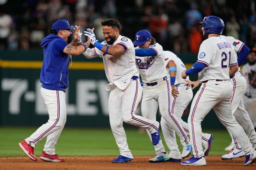 Ezequiel Duran has 4 RBIs as Rangers beat Giants 5-4 to end season-worst 6-game losing streak