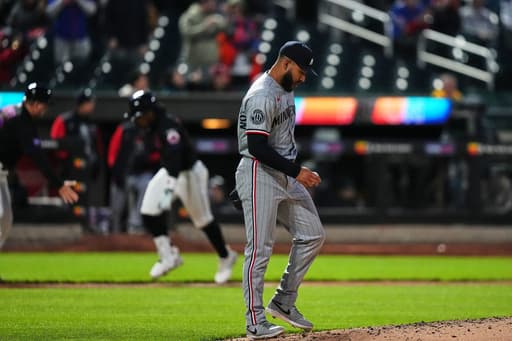 Instead of booing, fans of slumping Mets mostly stay home on chilly night in Queens