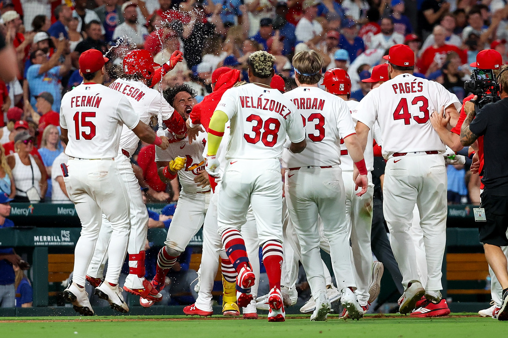 Cardinals teammates mob Ivan Herrera after his walk-off double