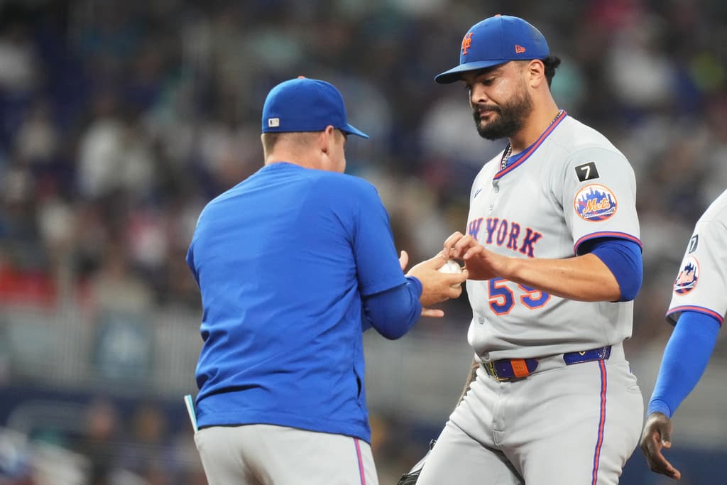 Title: Mets Marlins BaseballImage ID: 25271716455943 Article: New York Mets starting pitcher Sean Manaea, right, hands the ball to New York Mets manager Carlos Mendoza after being relieved during the second inning of a baseball game against the Miami Marlins, Sunday, Sept. 28, 2025, in Miami. (AP Photo/Lynne Sladky) 