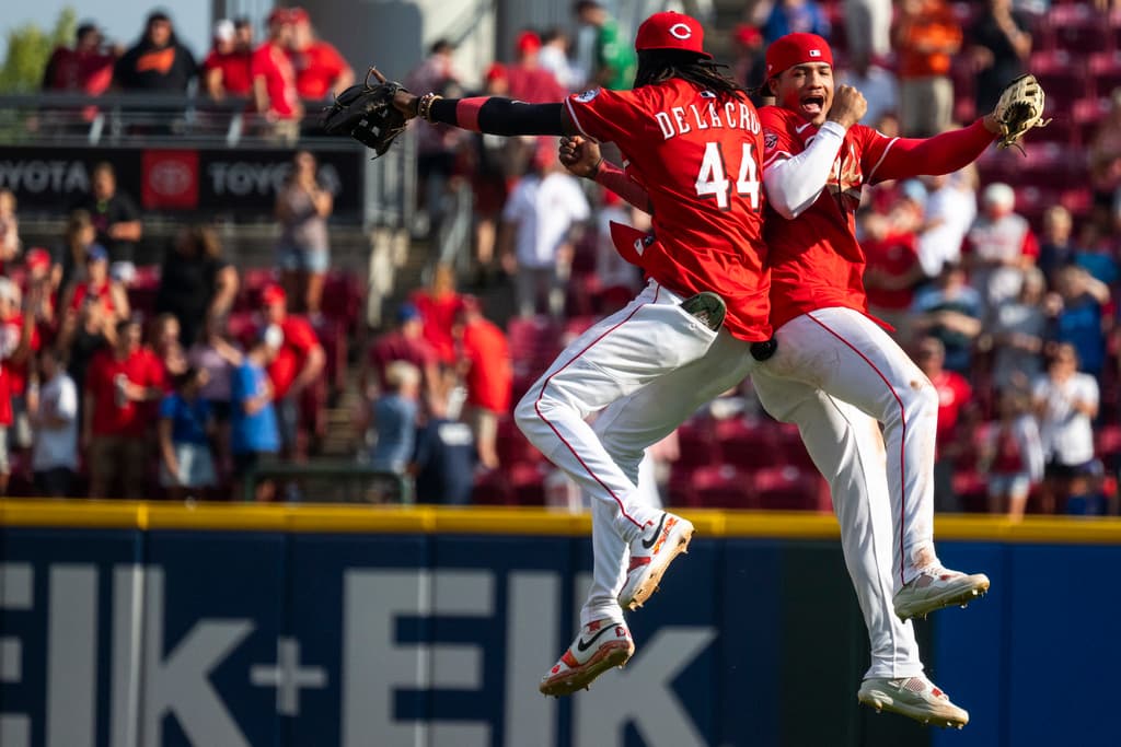 Title: ROJOSImage ID: 25265719282562 Article: El torpedero Elly De La Cruz (44) y el jardinero Noelvi Marte (16) de los Rojos de Cincinnati celebran su victoria ante los Cachorros de Chicago, el domingo 21 de septiembre de 2025, en Cincinnati. (AP Foto/Michael Swensen) 