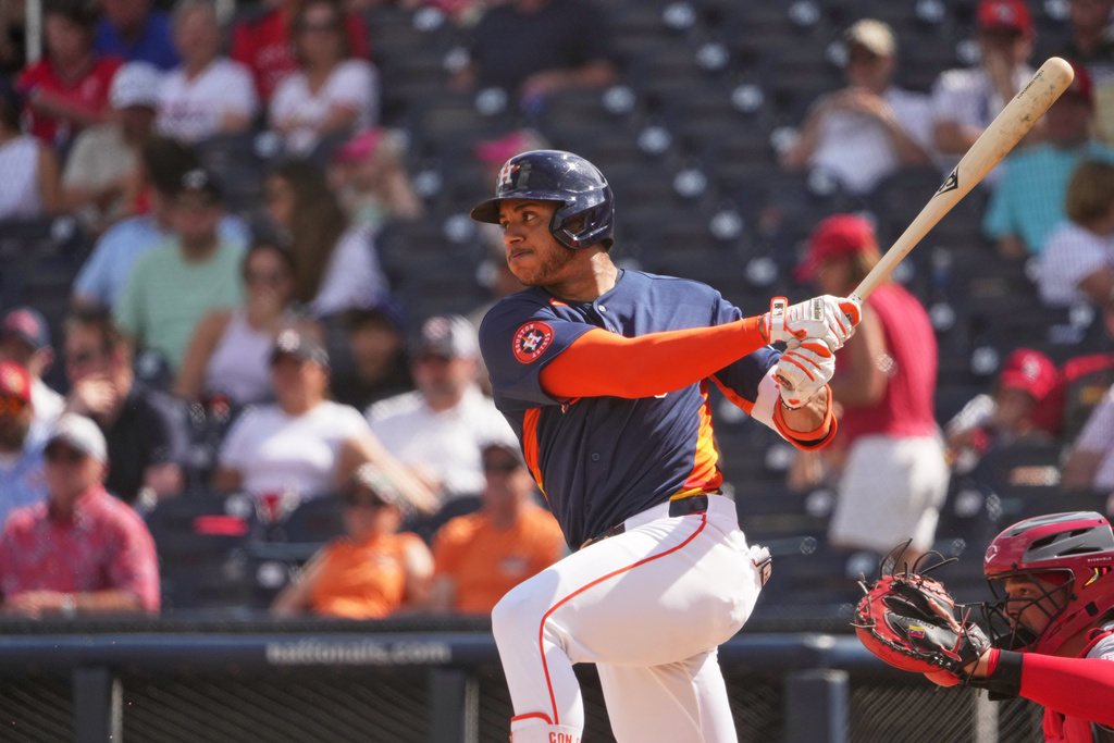 Astros shortstop Jeremy Peña, son of former big leaguer Gerónimo Peña, bats during a 2026 spring training game.