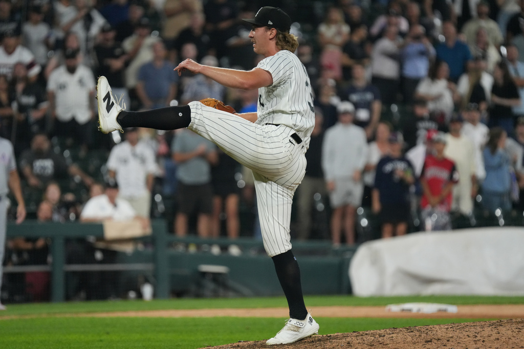 White Sox left-hander Hagen Smith delivers a pitch against the Rangers.