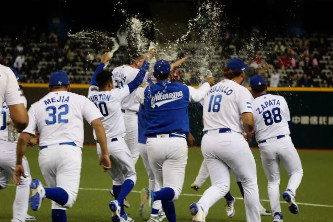 Nicaragua celebrates a walk‑off win in extra innings at the 2025 WBCQ game at the Taipei Dome.