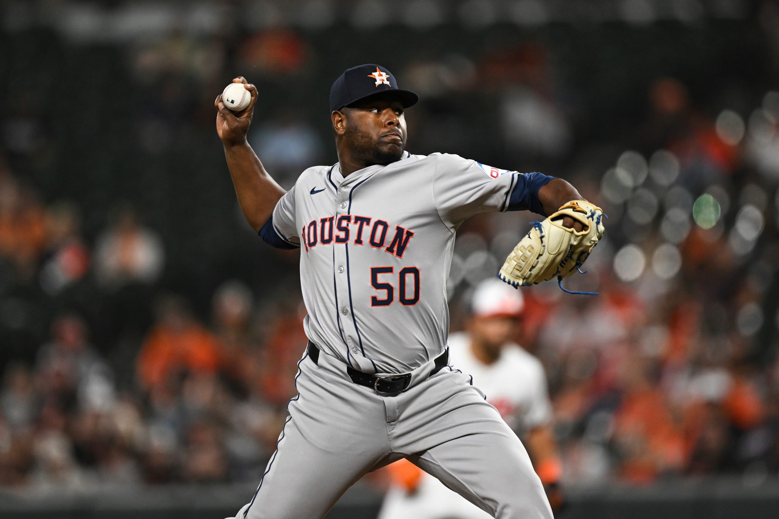 Dominican RHP Hector Neris signs a minor league deal with the Atlanta Braves and joins Triple-A Gwinnett for spring training.