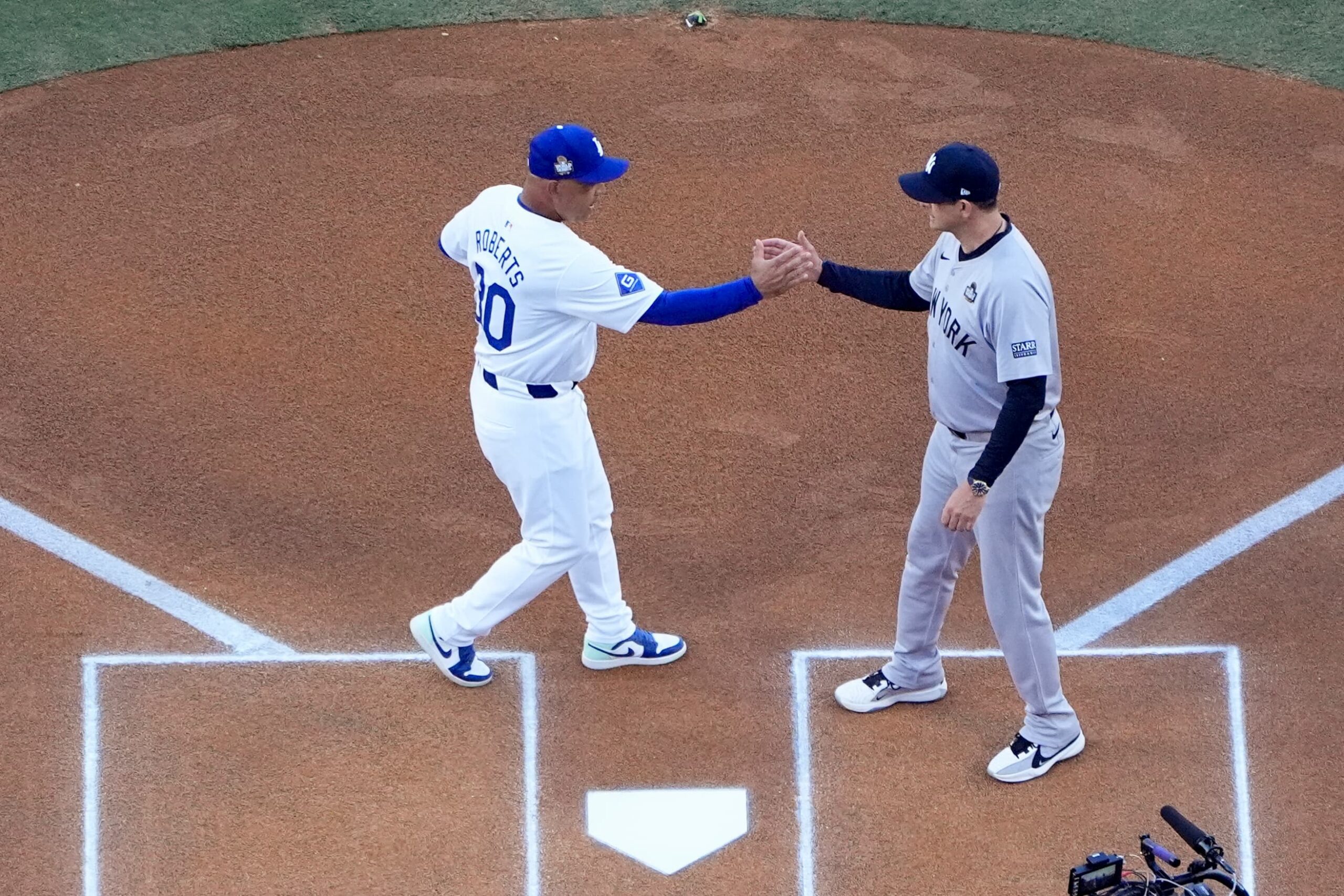 World Series Baseball Image ID : 24300003581222 Los Angeles Dodgers manager Dave Roberts, left, shakes hands with New York Yankees manager Aaron Boone at home plate before Game 1 of the baseball World Series, Friday, Oct. 25, 2024, in Los Angeles. (AP Photo/Mark J. Terrill)