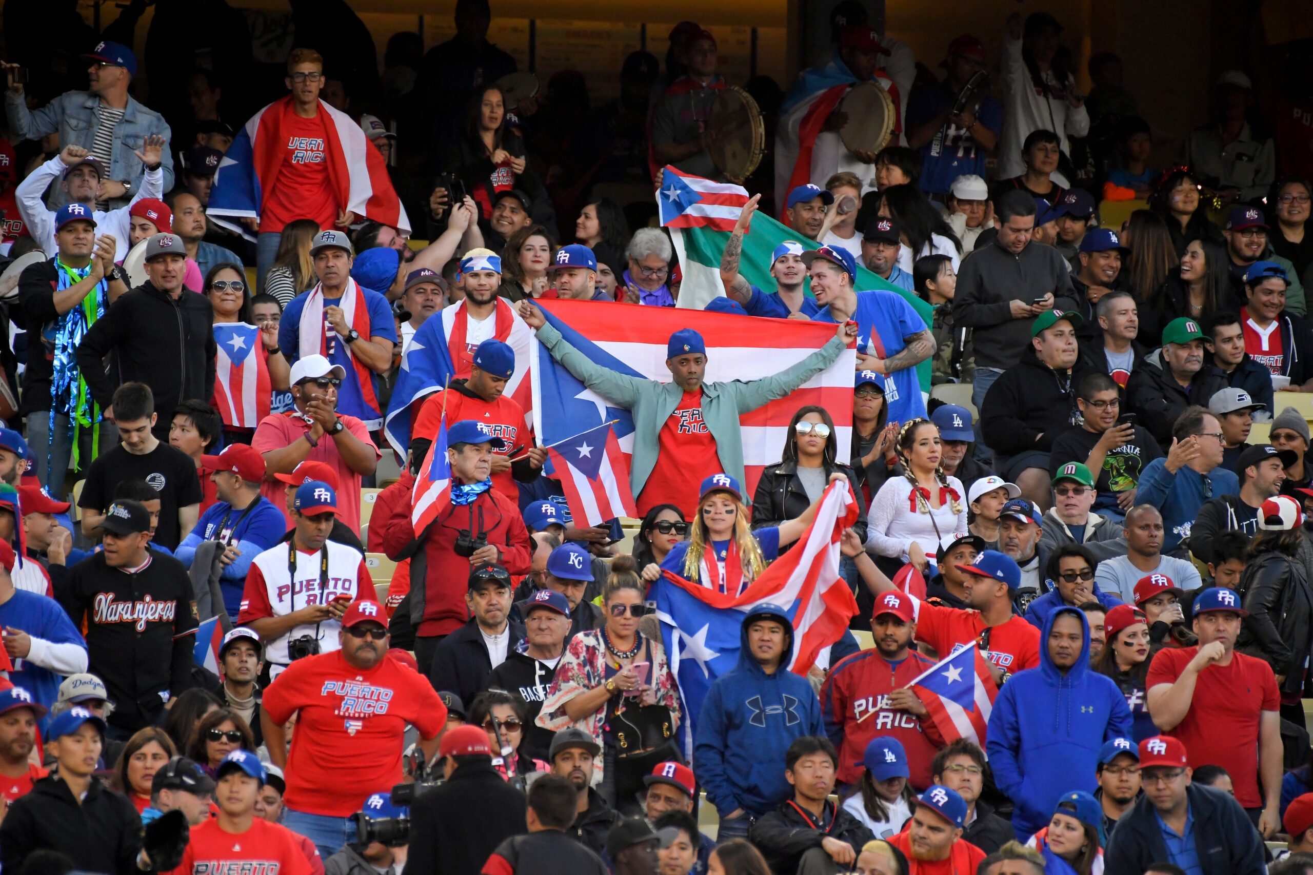 Fans cheers in the first inning of the final of the World Baseball Classic between the United States and Puerto Rico in Los Angeles, Wednesday, March 22, 2017