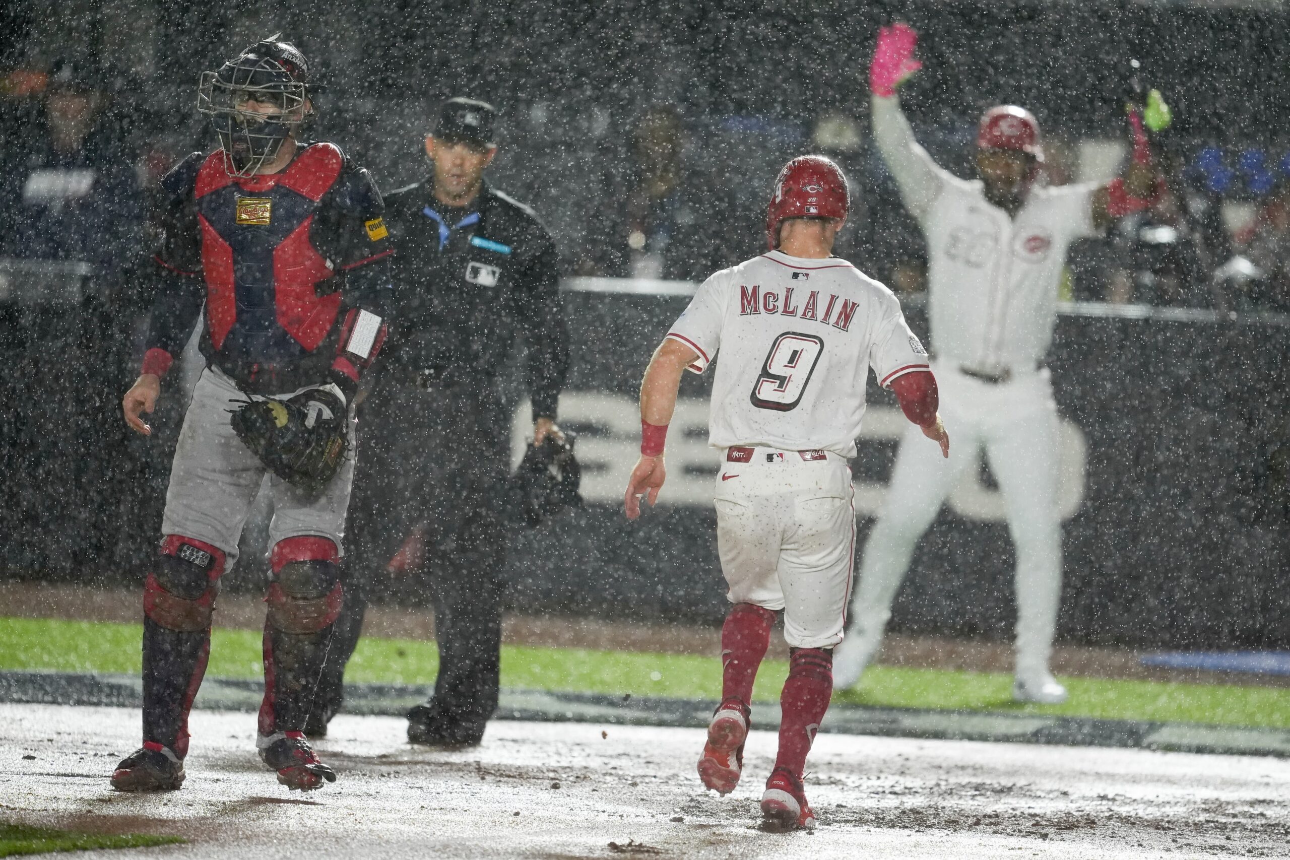 Title: Reds Braves Baseball Image ID: 25215080486100 Article: Cincinnati Reds' Matt McLain scores past Atlanta Braves catcher Sean Murphy during the first inning of the MLB Speedway Classic baseball game at Bristol Motor Speedway in Bristol, Tenn., Saturday, Aug. 2, 2025. (AP Photo/George Walker IV)