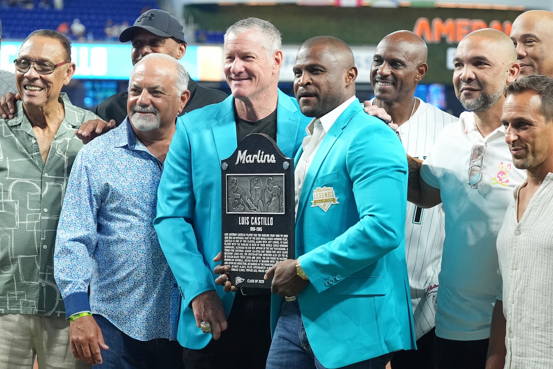 Luis Castillo, poses with his former teammates after he was inducted into the Marlins Legends Hall of Fame, Sunday, Aug. 24, 2025, in Miami.