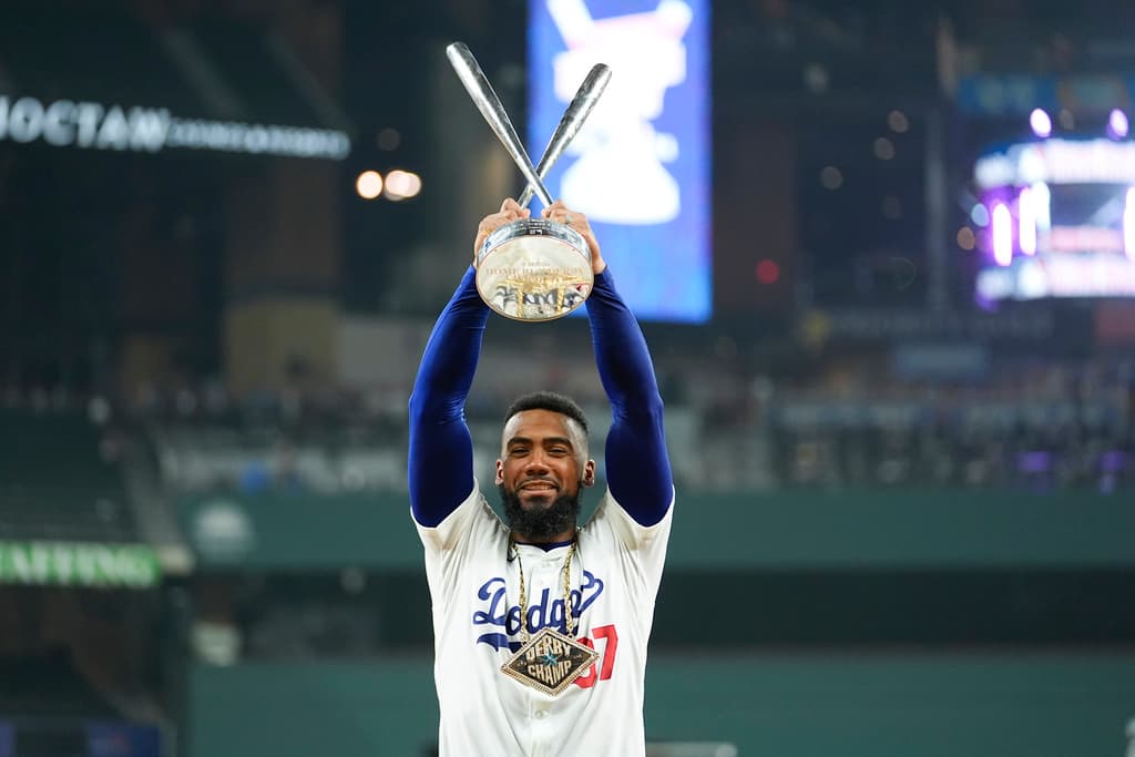 eoscar Hernández, of the Los Angeles Dodgers, poses for photos with the winner's trophy after the MLB baseball All-Star Home Run Derby