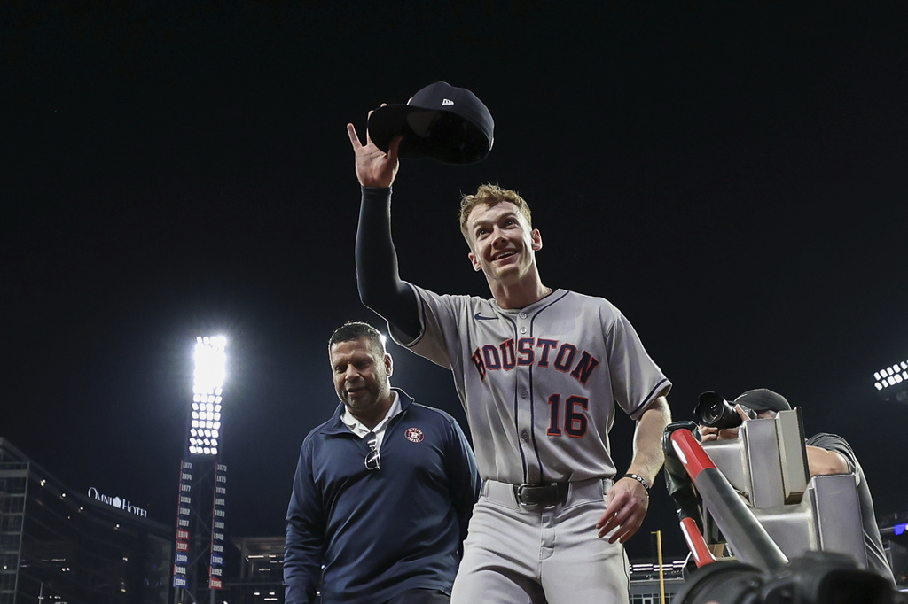 Title: Astros Braves Baseball Image ID: 25256111387661 Article: Houston Astros' Zach Cole (16) salutes the crowd after a baseball game against the Atlanta Braves, Friday, Sept. 12, 2025, in Atlanta. (AP Photo/Colin Hubbard)