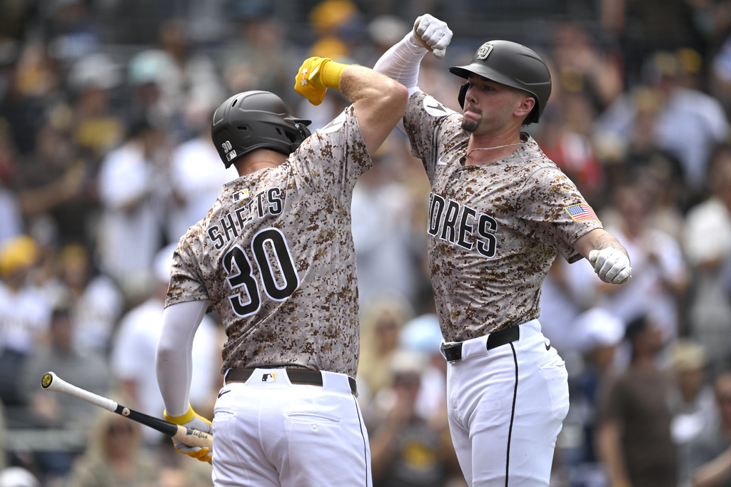 Title: ROCKIES-PADRES Image ID: 25257852550841 Article: Jackson Merrill, derecha, de los Padres de San Diego, celebra con Gavin Sheets (30) después de batear un cuadrangular de tres carreras durante la segunda entrada del juego de béisbol de Grandes Ligas contra los Rockies d Colorado, el domingo 14 de septiembre de 2025, en San Diego. (AP Foto/Orlando Ramirez)