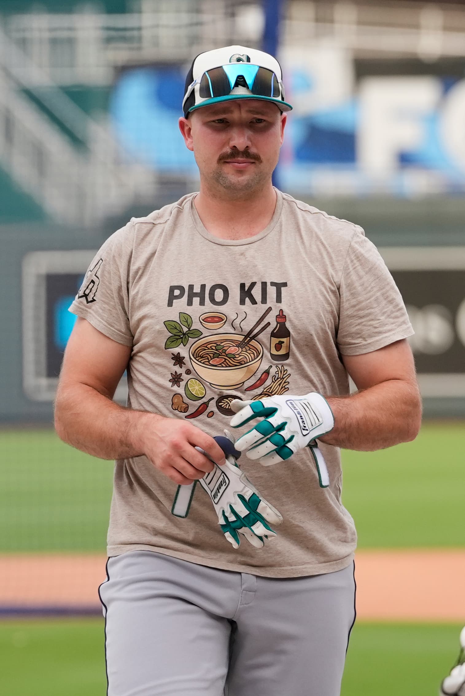 Seattle Mariners' Cal Raleigh walks to the dugout after taking batting practice before a baseball game against the Kansas City Royals, Wednesday, Sept. 17, 2025, in Kansas City, Mo.