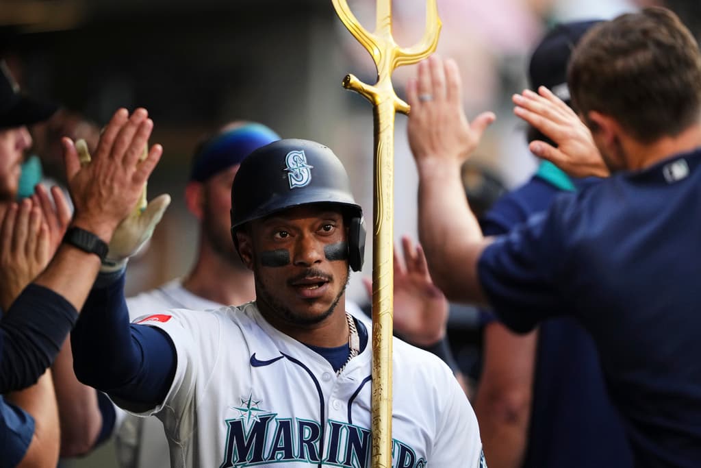 AP25238096352620 1 1 - World Baseball Network Title: Padres Mariners BaseballImage ID: 25238096352620 Article: Seattle Mariners' Jorge Polanco holds the trident in the dugout after hitting a two-run home run against the San Diego Padres during the second inning of a baseball game Monday, Aug. 25, 2025, in Seattle. (AP Photo/Lindsey Wasson)