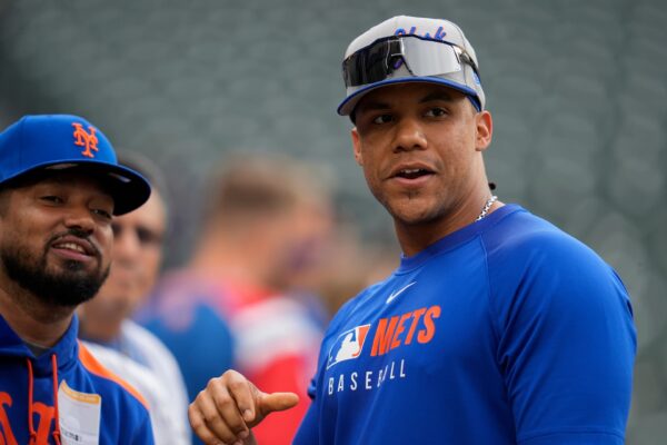 Title: Mets Cubs Baseball Image ID: 25266817382842 Article: New York Mets' Juan Soto (22) talks to fans before a baseball game against the Chicago Cubs, Tuesday, Sept. 23, 2025, in Chicago. (AP Photo/Erin Hooley)