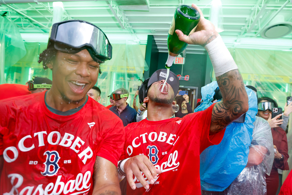 Title: TIGRES-MEDIAS ROJAS Image ID: 25270167365549 Article: El lanzador dominicano Brayan Bello y el jardinero Ceddanne Rafaela festejan la clasificación de los Medias Rojas de Boston a los playoffs, el viernes 26 de septiembre de 2025 (AP Foto/Greg M. Cooper)