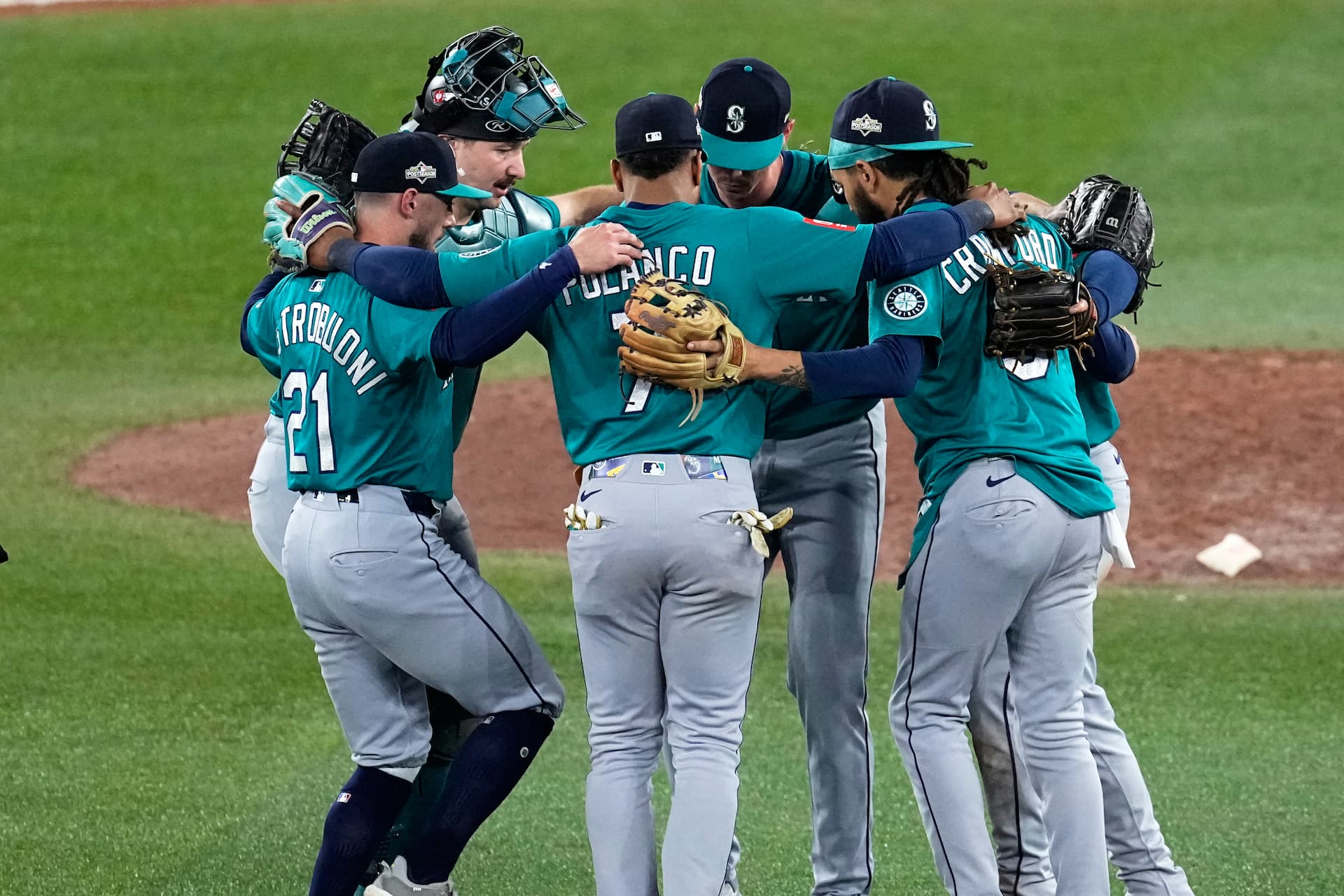 Title: ALCS Mariners Blue Jays Baseball Image ID: 25287021178234 Article: The Seattle Mariners celebrate after Game 2 of baseball's American League Championship Series against the Toronto Blue Jays, Monday, Oct. 13, 2025, in Toronto. (AP Photo/David J. Phillip)