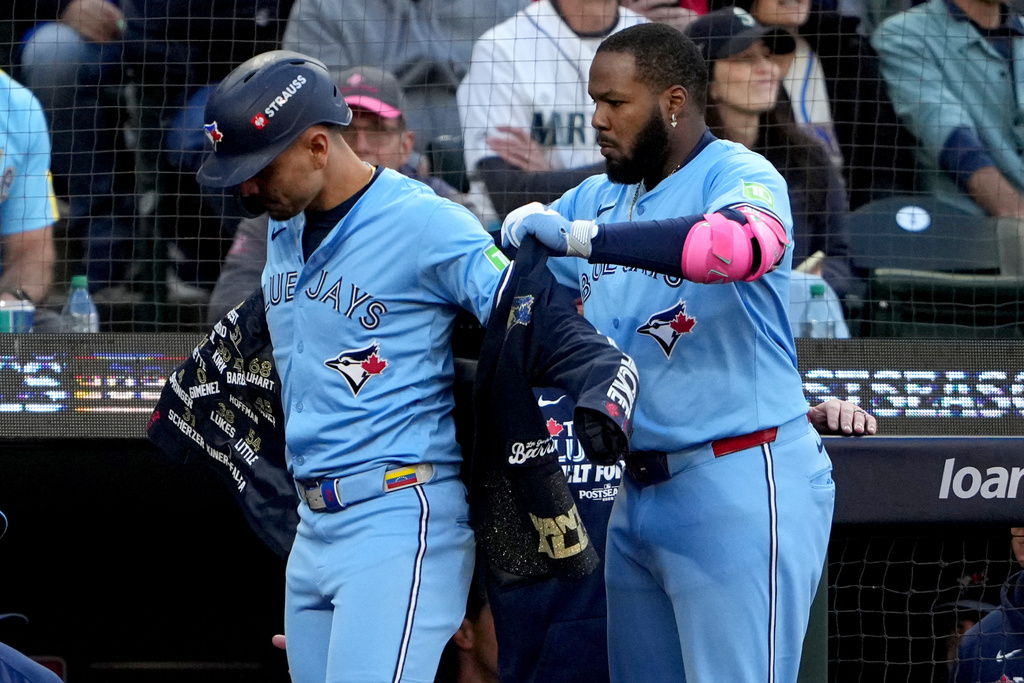 Title: ALCS Blue Jays Mariners BaseballImage ID: 25289038543316 Article: Toronto Blue Jays' Andrés Giménez puts on the celebratory post season jacket with the help of Vladimir Guerrero Jr., first, after hitting a two run home run against the Seattle Mariners during the third inning in Game 3 of baseball's American League Championship Series, Wednesday, Oct. 15, 2025, in Seattle. (AP Photo/Lindsey Wasson) 