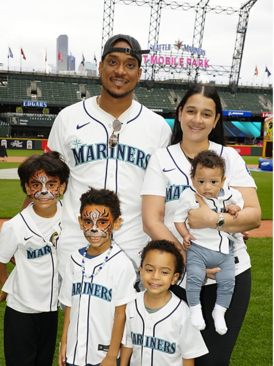 Jorge Polanco with Family - World Baseball Network