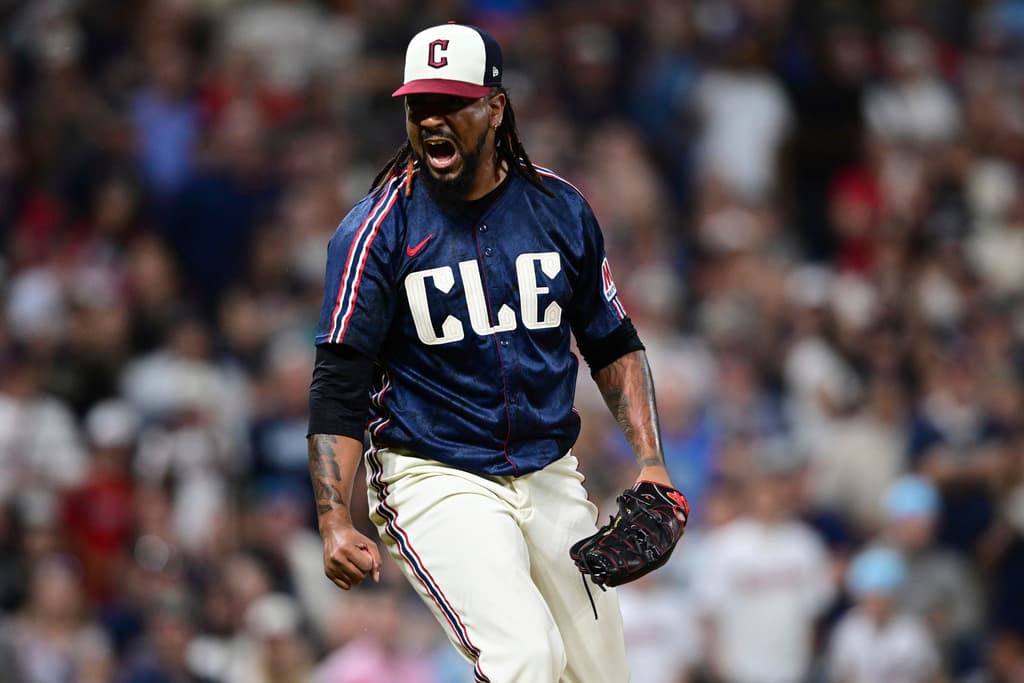 Title: GUARDIANES-SUSPENSIÓN Image ID: 25209622503255 Article: El relevista Emmanuel Clase de los Guardianes de Cleveland reacciona tras la victoria ante los Atléticos, el viernes 18 de julio de 2025, en Cleveland. (AP Foto/David Dermer)
