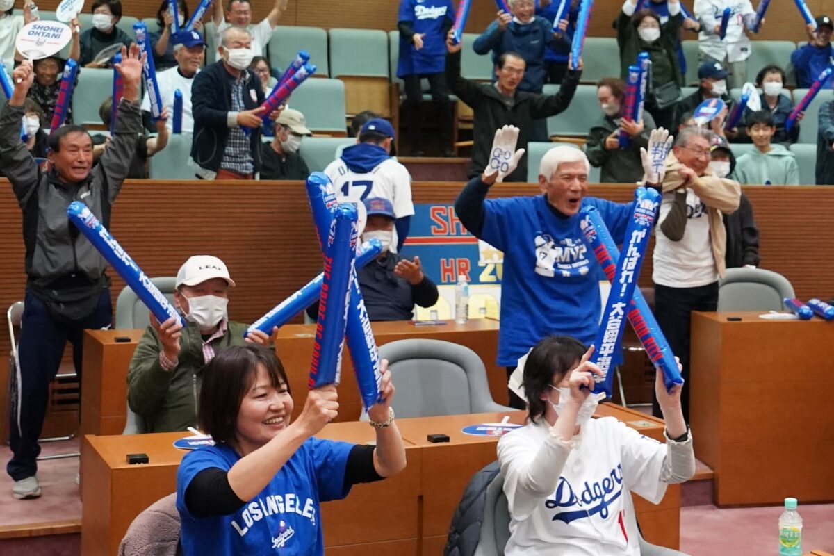 Title: Japan World Series Baseball Image ID: 25306267650400 Article: People watch the live broadcasting of the Game 7 of the baseball World Series between the Los Angeles Dodgers and the Toronto Blue Jays in Oshu, northeastern Japan, the hometown of the Dodger's Shohei Ohtani, Sunday, Nov. 2, 2025. (AP Photo/Koji Ueda)