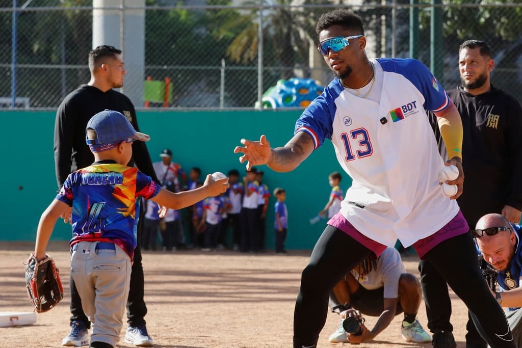 Title: Venezuela Ronald Acuna Baseball Image ID: 25311020534229 Article: Atlanta Braves' Ronald Acuña Jr. takes part in a baseball clinic for children at the Hugo Chávez baseball park in the Petare neighborhood of Caracas, Venezuela, Thursday, Nov. 6, 2025. (AP Photo/Cristian Hernandez)
