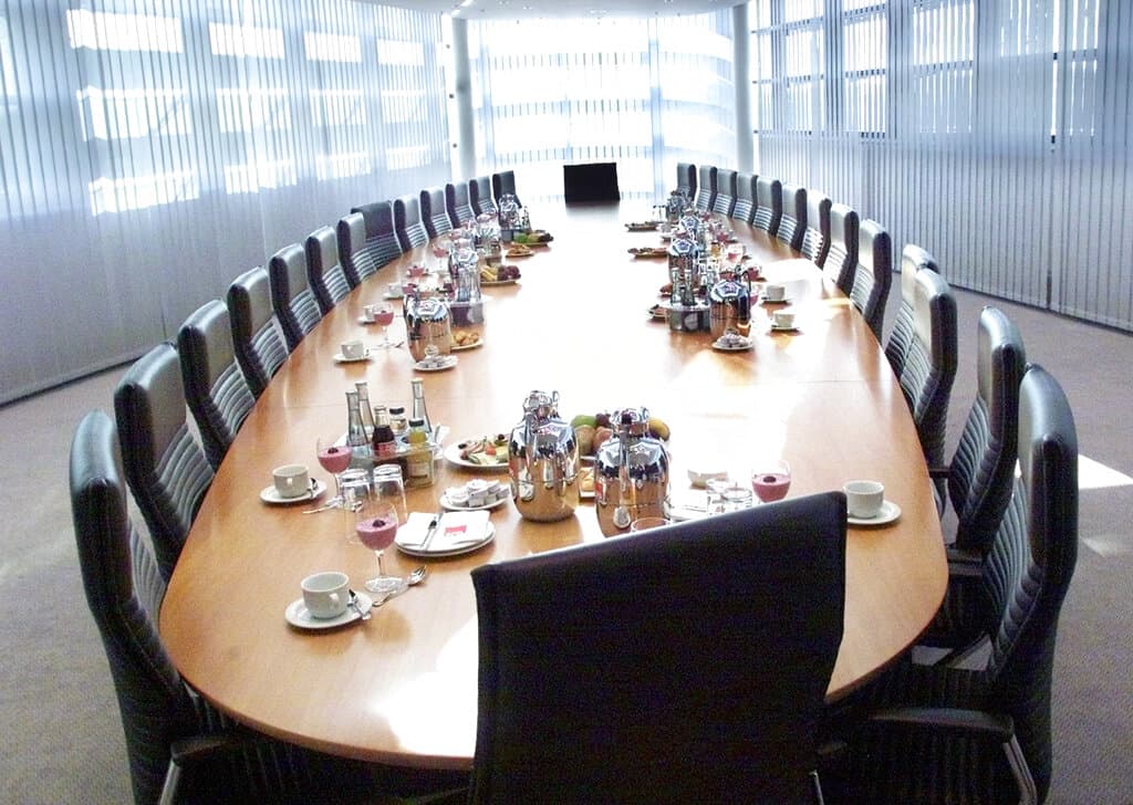 Title: DEU KOALITION SPD Image ID: 0210010211 Article: Blick in den SPD-Praesidium-Sitzungssaal am 1. Oktober 2002, in Berlin, vor Beginn der Koalitionsrunde der SPD mit den Gruenen. (AP Photo/Fritz Reiss)