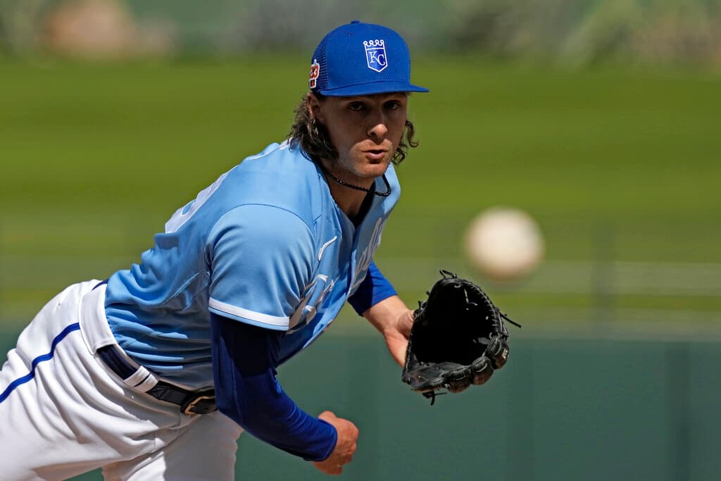 Title: Mariners Royals Spring Baseball Image ID: 23058130987732 Article: Kansas City Royals Ryan Weiss throws during the fifth inning of a spring training baseball game against the Seattle Mariners Sunday, Feb. 26, 2023, in Surprise, Ariz. (AP Photo/Charlie Riedel)