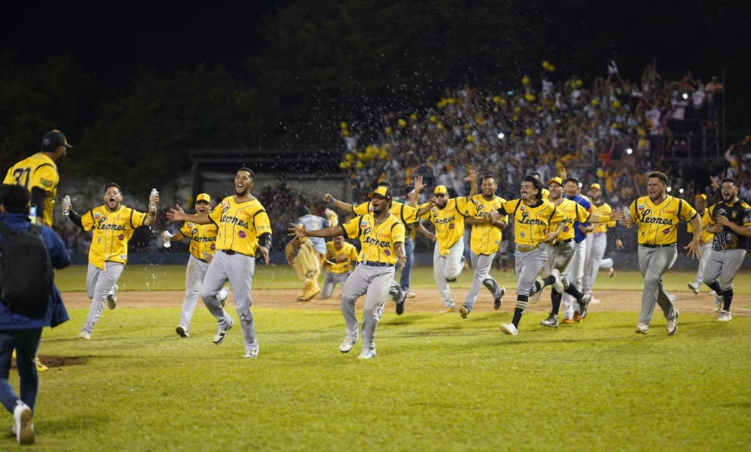 Leones de Leon celebrate after winning the championship