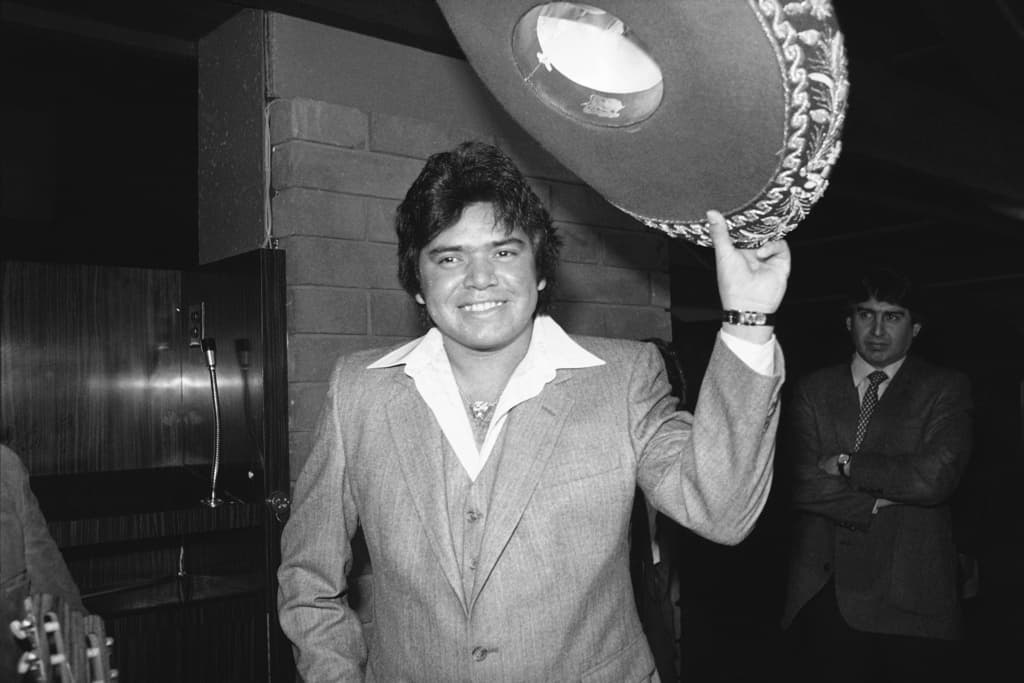 Fernando Valenzuela tipping his sombrero after being named National League Rookie of the Year in 1981.