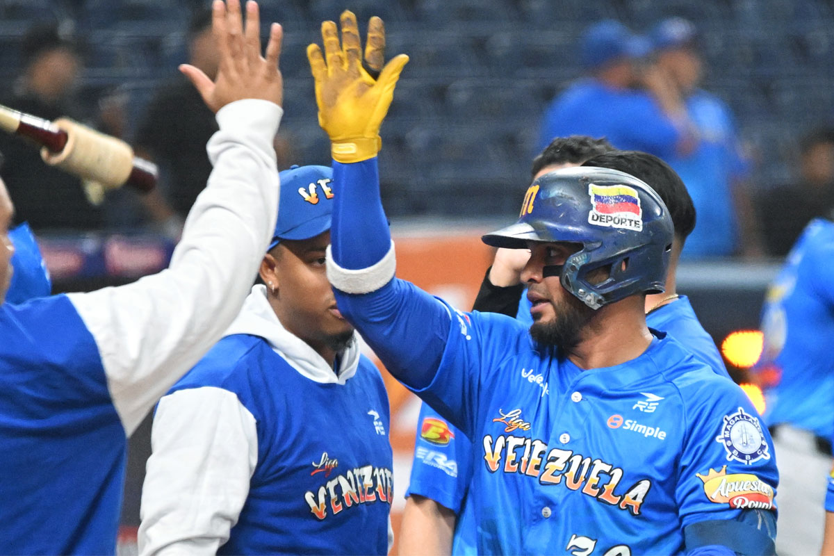 Venezuela's Angel Reyes celebrates with teammates in Venezuela's win over Colombia at the Serie de Las Americas (Photo Courtesy of Edgar Basalo of LVBP)