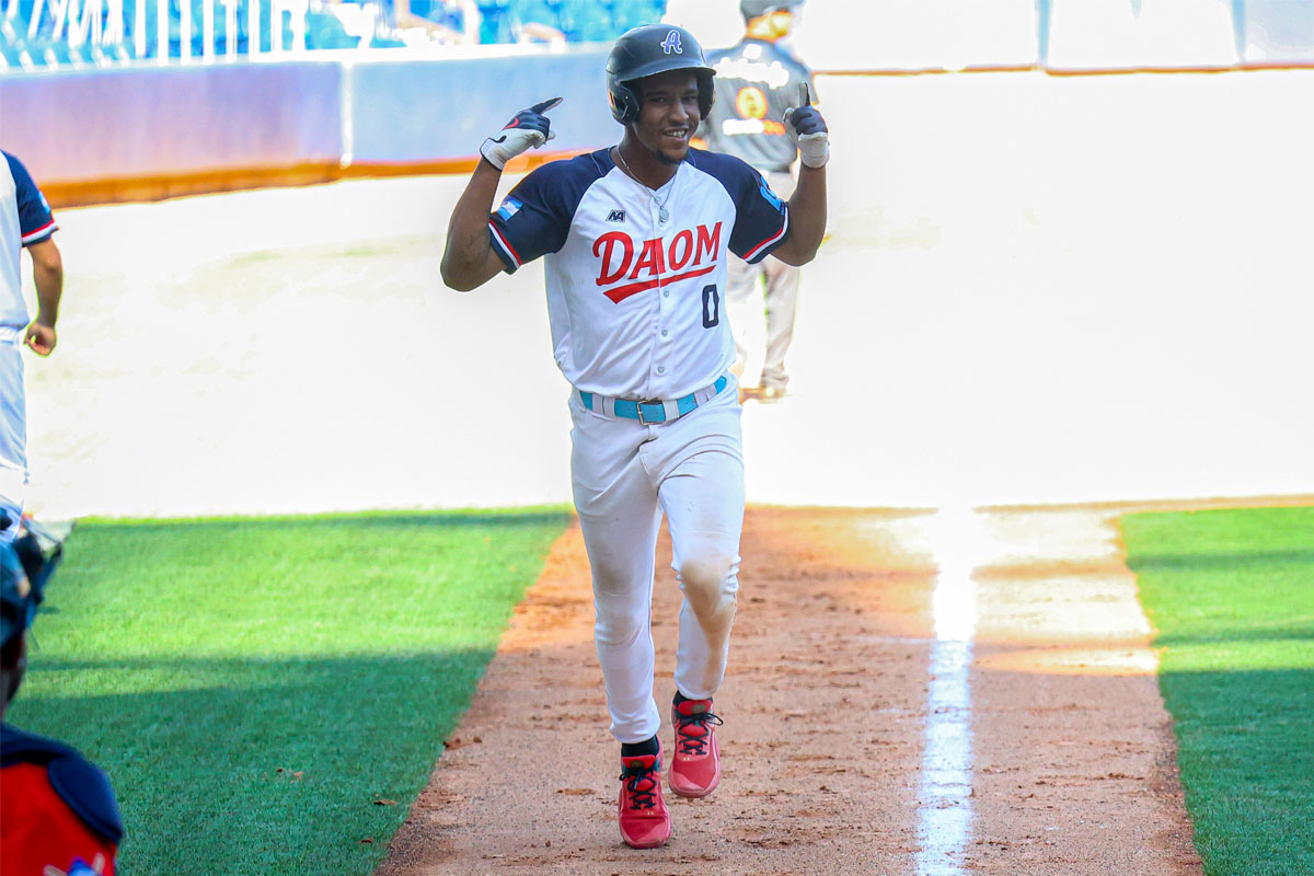 Danyer Sanabria of Club DAOM rounds the bases after his crucial grand slam (Photo Courtesy of John Requena and LVBP)