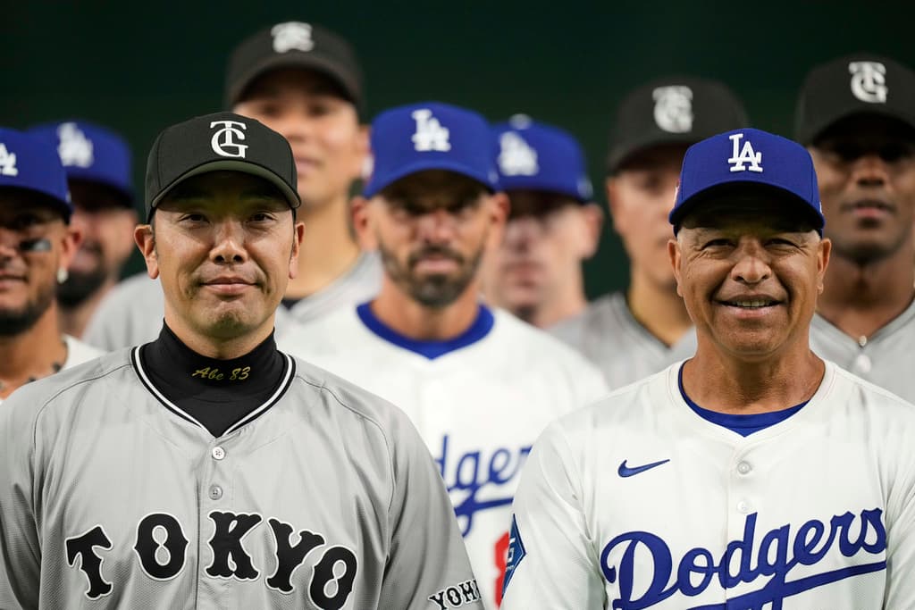 Dave Roberts and Abe Shinnosuke with Dodgers and Giants teams in Tokyo
