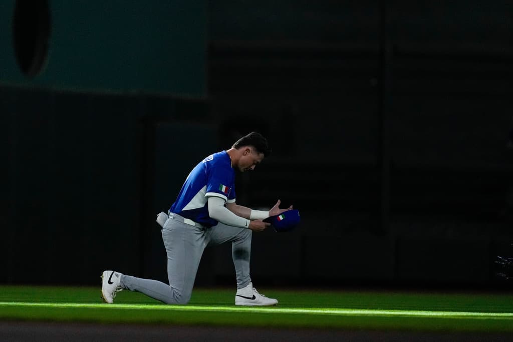 infielder Zach Dezenzo