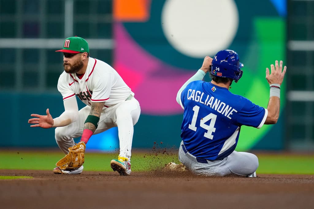 Title: WBC Italy Mexico BaseballImage ID: 26071015285239 Article: Italy right fielder Jac Caglianone, right, steals second base in the fifth inning of a World Baseball Classic game, Wednesday, March 11, 2026, in Houston. (AP Photo/Ashley Landis)
