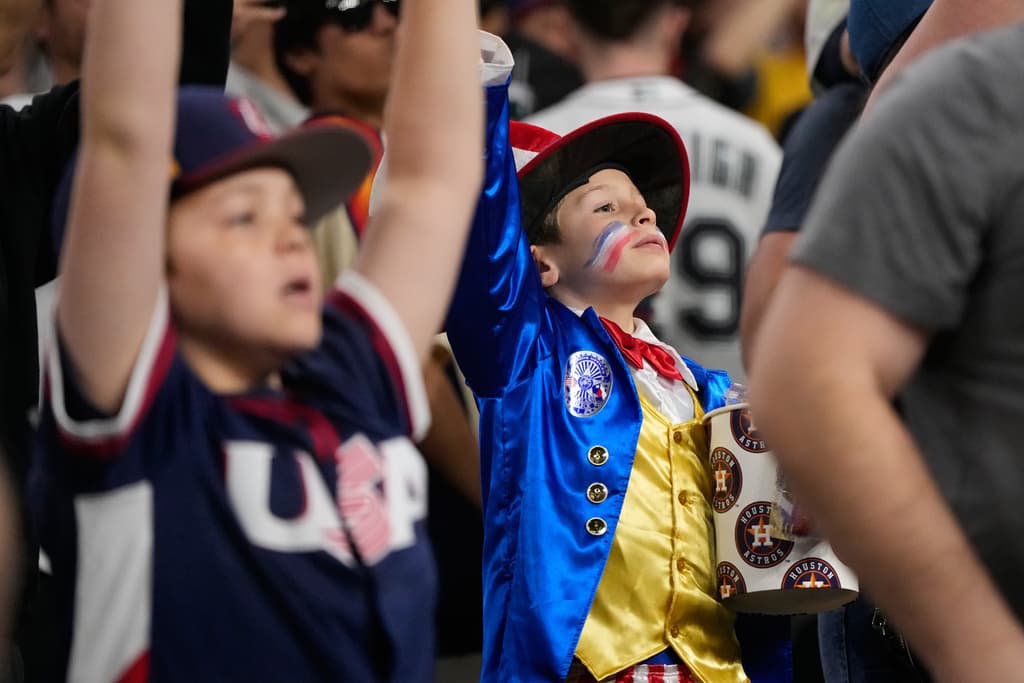 Fans cheer for the United States 