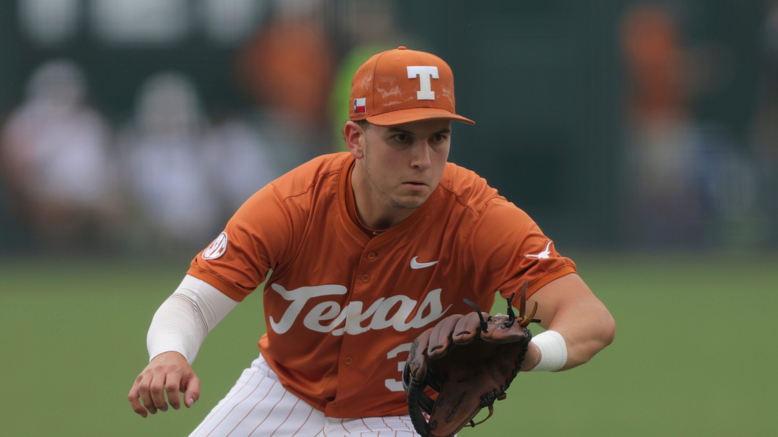 Texas Longhorns Dominate the Oklahoma Sooners 14-0 in a Complete Performance