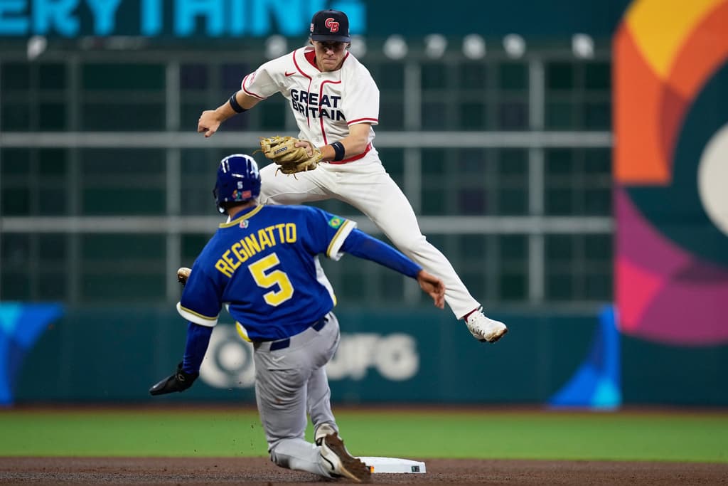 Wallace Clark Tags Leonardo Reginatto at Second – Great Britain vs Brazil WBC 2026