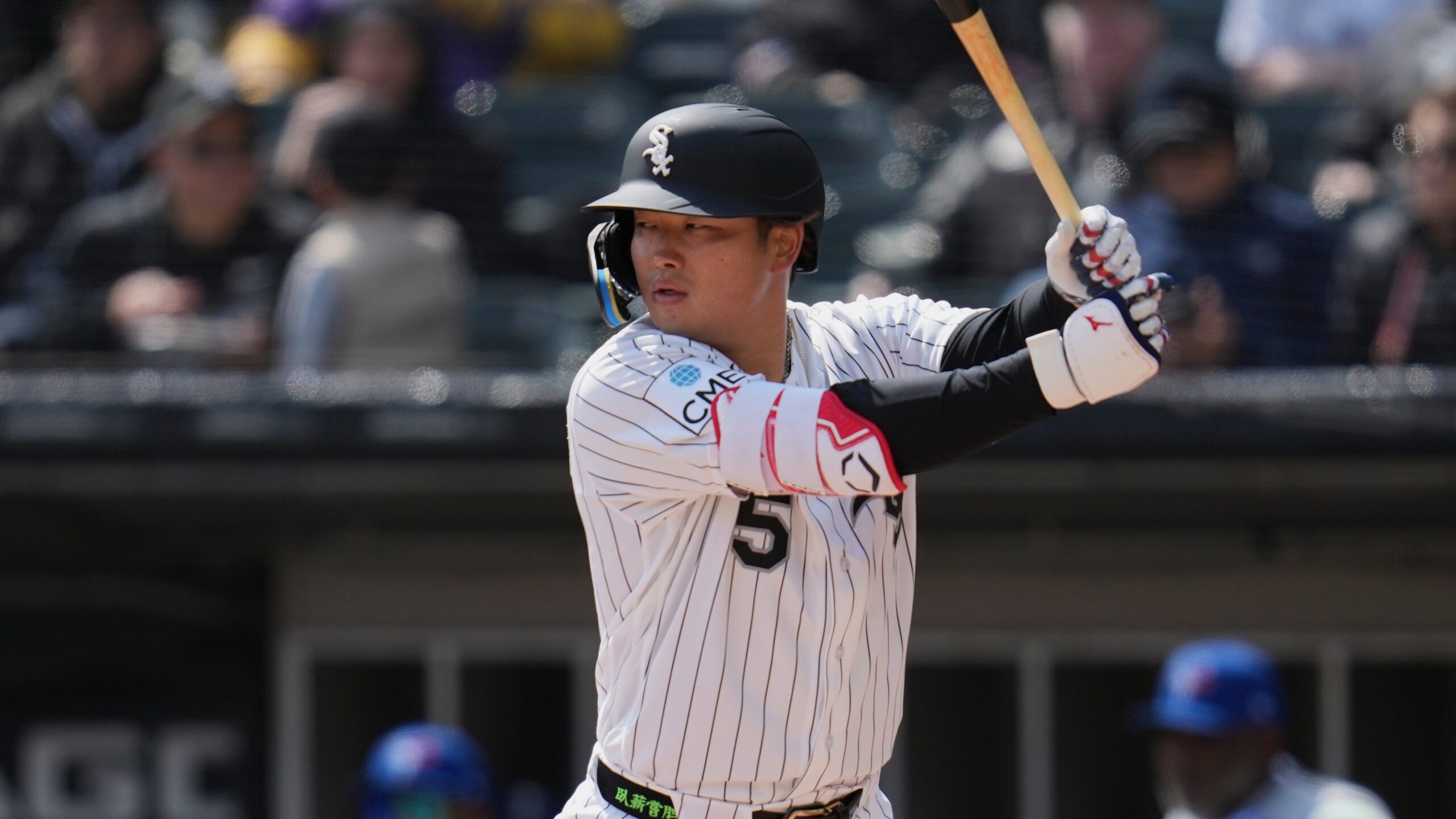 Chicago White Sox's Munetaka Murakami (5) plays during a baseball game against the Toronto Blue Jays, Friday, April 3, 2026, in Chicago. (AP Photo/Erin Hooley)