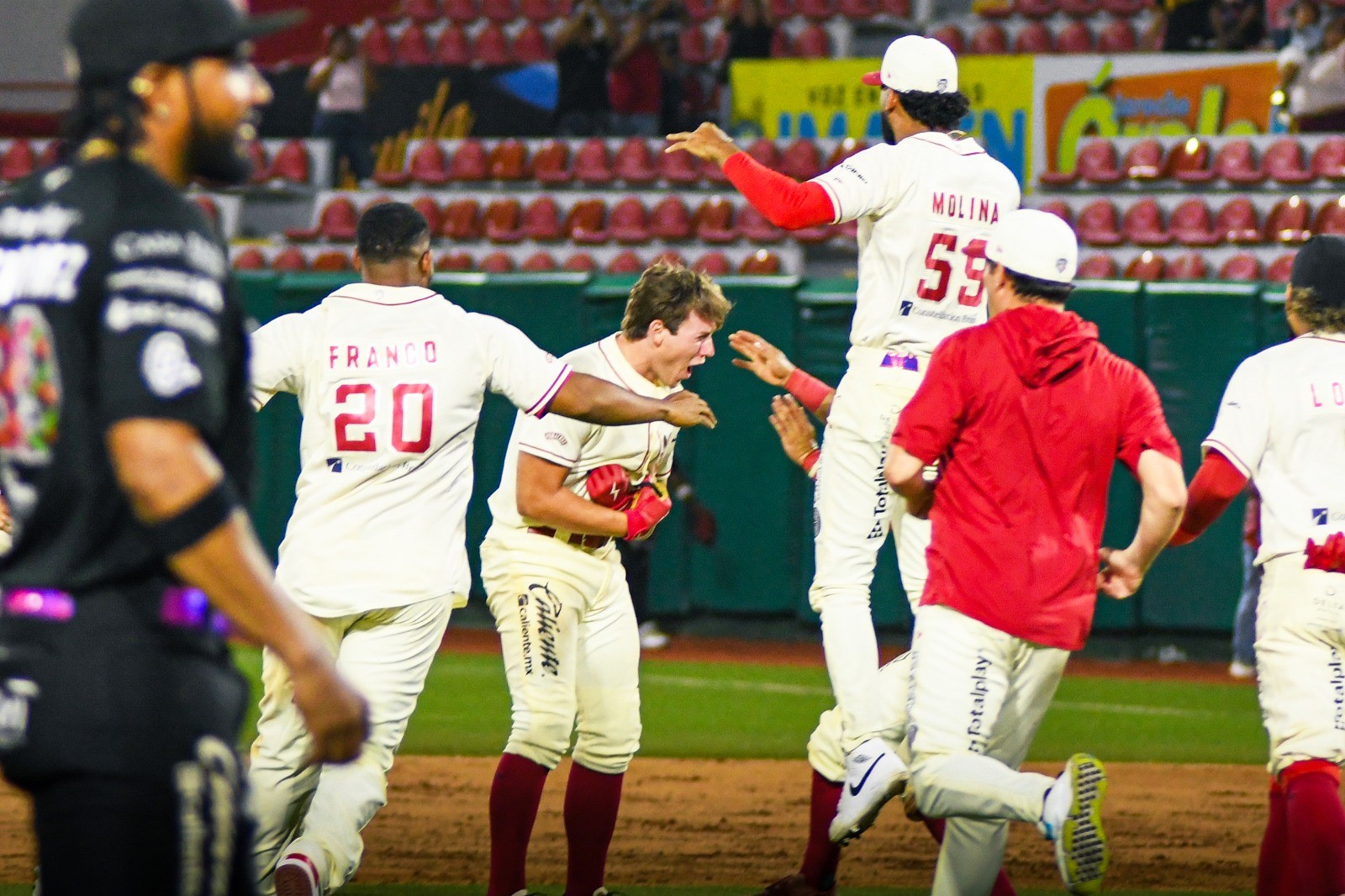 Liga Mexicana de Beisbol: Sultanes de Monterrey Romp 16-0 To Sweep Union Laguna; Drake Homers Twice For Leones In Loss