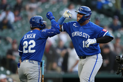Salvador Perez back in Royals lineup after first day off of the season