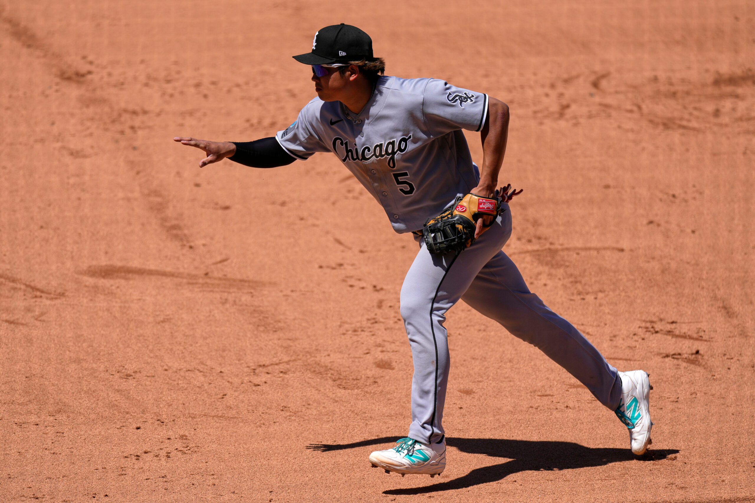 Chicago White Sox first baseman Munetaka Murakami gestures toward the mound as he runs to force out Los Angeles Angels' Oswald Peraza at first during the fourth inning of a baseball game Wednesday, May 6, 2026, in Anaheim, Calif. (AP Photo/Mark J. Terrill)